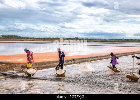 Phetchaburi sale appartamenti Naklua, aziende agricole e agricoltori raccolta di sale a Phetchaburi, Thailandia Foto Stock