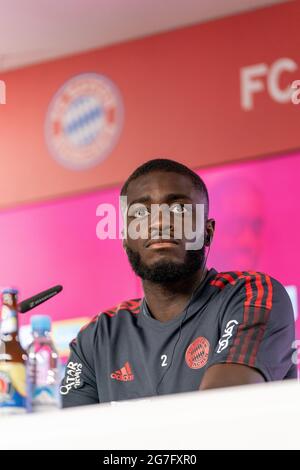 Dayot Upamecano, FC Bayern Monaco di Baviera durante una conferenza stampa presso la sede centrale del club a Monaco di Baviera, Germania, il 13 luglio 2021 Foto Stock