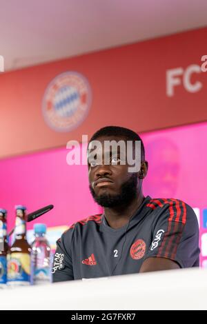 Dayot Upamecano, FC Bayern Monaco di Baviera durante una conferenza stampa presso la sede centrale del club a Monaco di Baviera, Germania, il 13 luglio 2021 Foto Stock