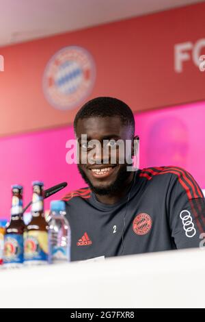 Dayot Upamecano, FC Bayern Monaco di Baviera durante una conferenza stampa presso la sede centrale del club a Monaco di Baviera, Germania, il 13 luglio 2021 Foto Stock