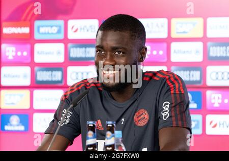 Dayot Upamecano, FC Bayern Monaco di Baviera durante una conferenza stampa presso la sede centrale del club a Monaco di Baviera, Germania, il 13 luglio 2021 Foto Stock