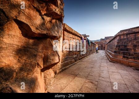 Templi della Grotta di Badami, Karnataka. È patrimonio dell'umanità dell'unesco e luogo di incredibile arte della sotne della dinastia chalukya Foto Stock