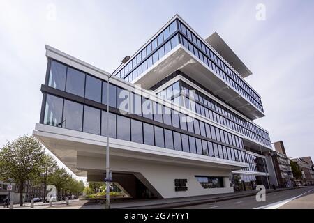 AMSTERDAM, PAESI BASSI - 26 giu 2021: Moderno edificio olandese per uffici aziendali con dettagli architettonici in linee di punta ben definite di g Foto Stock