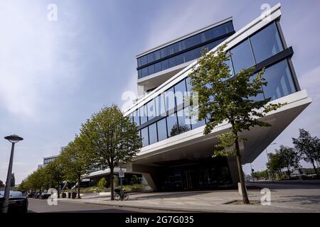 AMSTERDAM, PAESI BASSI - 26 giu 2021: Sideview moderno edificio olandese per uffici aziendali con dettagli architettonici in linea di massima con bordi taglienti l Foto Stock