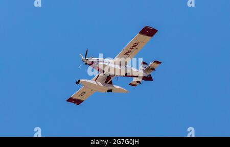 Grecia, Atene. 13 luglio 2021. Velivolo VH FNA Air Tractor della brigata greca, che ritorna in aeroporto dopo una missione, cielo blu sfondo. Foto Stock