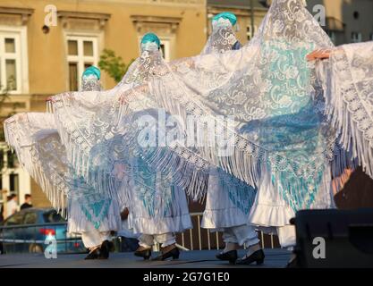 Cracovia, Polonia - Luglio 10 2021: Tatars gruppo vocale e di danza chiamato Bunczuk mentre mostra la performance artistica sul palco, 34. Festival di Street Theatre Foto Stock