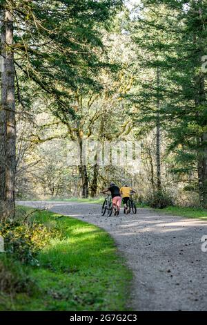 Insieme con gli amici cavalcano in mountain bike per praticare il sudore in bicicletta veloce relax al volante di una bicicletta per parlare di lavoro e piacere Foto Stock