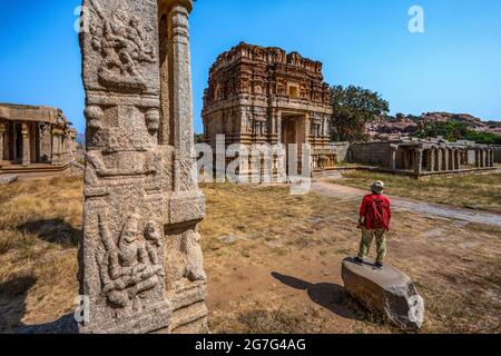 La vista dell'antico tempio di Achyutaraya. Gruppo di rovine monumenti a Hampi era il centro dell'Impero Hindu Vijayanagara, Hampi, Karnataka, India Foto Stock