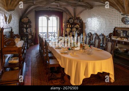 La sala da pranzo, originariamente il refettorio dei monaci ieronimiti al Palazzo Nazionale pena, Sintra, quartiere di Lisbona, Portogallo. Lo stile romantico Foto Stock