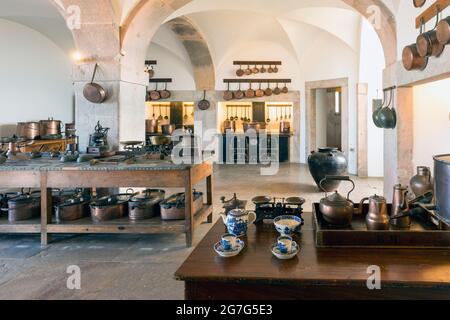 La cucina principale nel Palazzo Nazionale pena, Sintra, quartiere di Lisbona, Portogallo. L'edificio in stile romantico risale alla prima metà del XIX secolo Foto Stock