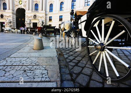 Wien, Pferdekutsche oder Fiaker bei romantischer Fahrt durch die Hauptstadt, Vienna, Austria! Foto Stock