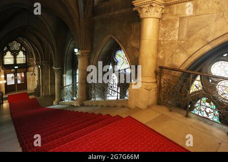 Wien, Aufgang am roten Teppich im Wiener Rathaus mit Säulen und Spitzbogengewölbe Foto Stock
