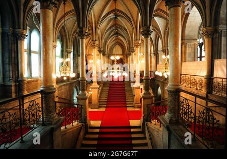 Wien, Österreich, Aufgang am roten Teppich im Wiener Rathaus oder Schloss mit Säulen und Spitzbogengewölbe Foto Stock