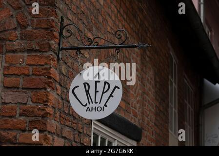 Brema, Germania. 10 luglio 2021. Le parole Crêpe Ahoy sono scritte su un segno metallico. Nel quartiere storico degli artigiani di Schnoor troverete numerosi piccoli negozi, ristoranti e caffetterie. Credit: Stefano Nosini/dpa-Zentralbild/ZB/dpa/Alamy Live News Foto Stock