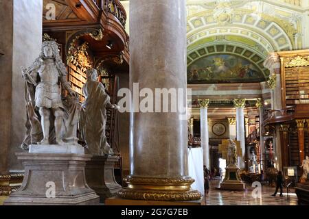 Wien, Barocke Architektur im Museum, in der Hofburg im Prunksaal der österreichischen Bibliothek nazionale di Österreich Foto Stock