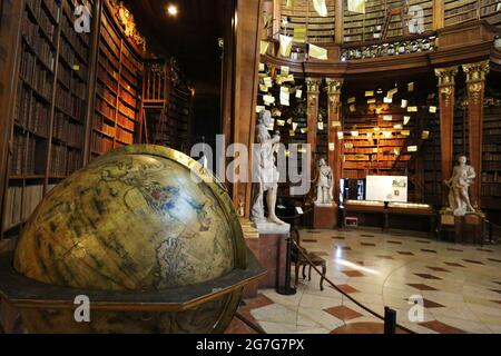 Wien, Barocke Architektur im Museum, in der Hofburg im Prunksaal der österreichischen Bibliothek nazionale di Österreich Foto Stock