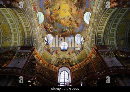 Wien, Barocke Architektur im Museum, in der Hofburg im Prunksaal der österreichischen Bibliothek nazionale di Österreich Foto Stock