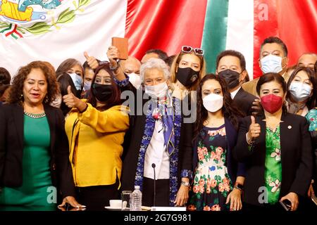 Non esclusivo: CITTÀ DEL MESSICO, MESSICO - LUGLIO 13: Segretario dell'interno del Messico, Olga Sanchez Cordero, durante il forum 'basi costituzionali del Foto Stock