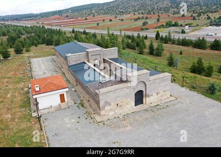 Kurucesme Caravanserai si trova sulla strada Konya-Beysehir. Il caravanserai fu costruito nel 1207 durante il periodo del Seljuk Anatoliano. Foto Stock