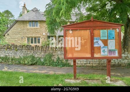 La bacheca del consiglio parrocchiale nel villaggio inglese di Ashton. Foto Stock