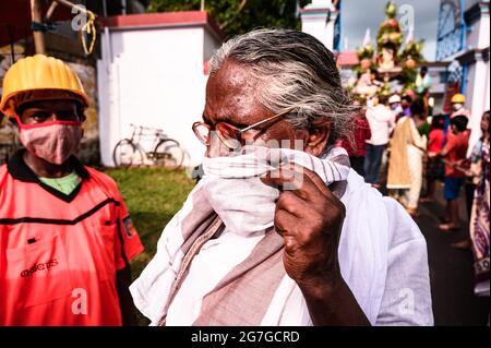 Tehatta, India. 12 luglio 2021. Il festival di Ratha Yatra è stato celebrato all'interno del tempio di Tehatta, Bengala Occidentale, in conformità con le regole amministrative di precauzioni da parte del coronavirus. Non è stato permesso loro di entrare se non hanno indossato maschere, un'organizzazione volontaria aiuta con disinfettante per i devoti. Anche se ci sono regole, alcuni bambini e anziani non hanno maschere o indossare maschere correttamente. (Foto di Soumyabrata Roy/Pacific Press) Credit: Pacific Press Media Production Corp./Alamy Live News Foto Stock