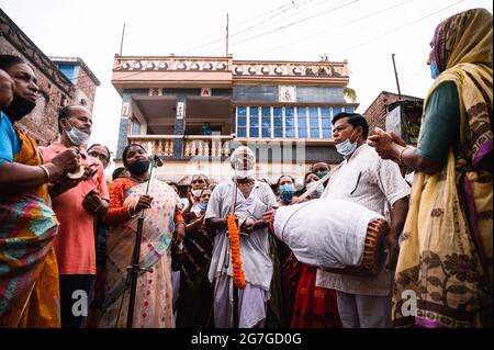 Tehatta, India. 12 luglio 2021. Il festival di Ratha Yatra è stato celebrato all'interno del tempio di Tehatta, Bengala Occidentale, in conformità con le regole amministrative di precauzioni da parte del coronavirus. Non è stato permesso loro di entrare se non hanno indossato maschere, un'organizzazione volontaria aiuta con disinfettante per i devoti. Anche se ci sono regole, alcuni bambini e anziani non hanno maschere o indossare maschere correttamente. (Foto di Soumyabrata Roy/Pacific Press) Credit: Pacific Press Media Production Corp./Alamy Live News Foto Stock