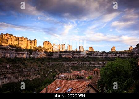 Vista panoramica al tramonto su Orbaneja del Castillo, un villaggio circondato da un paesaggio carsico. Burgos. Spagna Foto Stock