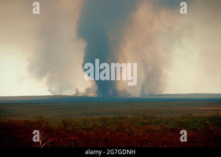 Fumo Plume da Bush fuochi - Australia Foto Stock