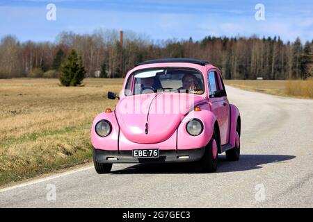 Rosa Volkswagen Beetle, ufficialmente Volkswagen tipo 1, in ottime condizioni, a velocità su strada rurale a Salo, Finlandia. 2 maggio 2021. Foto Stock