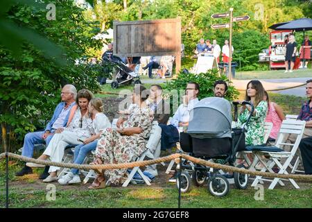 Re svedese Carl Gustaf, Regina Silvia, Principessa Estelle, Principessa Vittoria, Principe Daniele, Il principe Carl Philip e la principessa Sofia durante le sessioni di Solliden il martedì sera.Photo: Magnus Johnsson/TT code 10530 Foto Stock