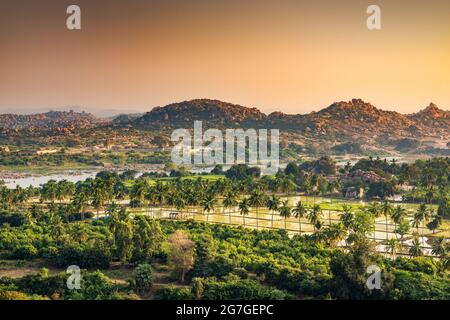 La vista del tramonto sulla montagna rocciosa con il Tempio Vijaya Vitthala è scattata alla collina di Anjeyanadri, Hampi, Karnataka india. La vista da qui è serena e bre Foto Stock