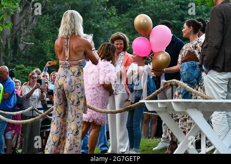 Carola e pubblico con la Principessa Vittoria e la Principessa Estelle durante le sessioni di Solliden il Martedì notte.Foto: Magnus Johnsson/TT codice 10530 Foto Stock