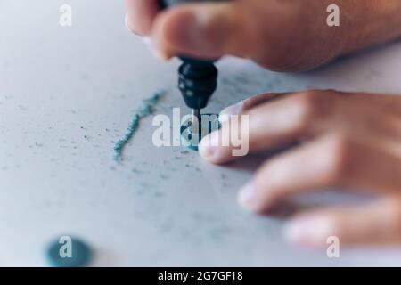 Creazione di orecchini primo piano Foto Stock