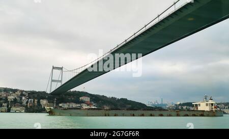 Ponte sullo stretto del Bosforo a Istanbul. Turchia. Foto Stock