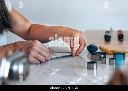 Fare Gioielli fatti a mano a casa Foto Stock