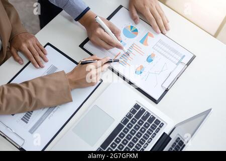 Leader aziendale fiducioso, conferenza di riunione del team aziendale in ufficio, dirigente senior che lavora e discute con se di un nuovo piano di investimento per i progetti Foto Stock