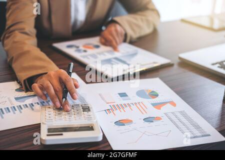 Business Financing Accounting concetto bancario, imprenditrice che fa le finanze e calcola circa il costo per gli investimenti immobiliari e in altri, sistema fiscale Foto Stock