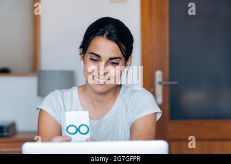 Donna artigianale in chiamata di affari Foto Stock