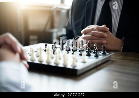 I colleghi di uomini d'affari sicuri che giocano a scacchi superano la paura del confronto con l'analisi dello sviluppo nuovo piano strategico, leader e lavoro di squadra Foto Stock