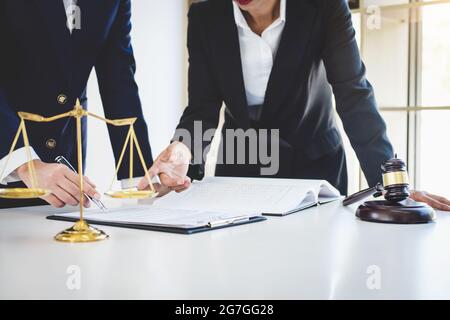 Lavoro di squadra di colleghi di avvocato d'affari, consultazione e conferenza di avvocati professionali donne che lavorano avendo allo studio legale in carica. Concetti di l Foto Stock
