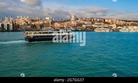 Vista dello stretto del Bosforo a Istanbul, Turchia. Lo stretto del Bosforo separa la parte europea dalla parte asiatica di Istanbul. Foto Stock