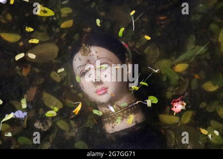 Gauri Ganpati idol sommerso in acqua, Navratri festival, Gauri Pujan, Mumbai, Maharashtra Foto Stock