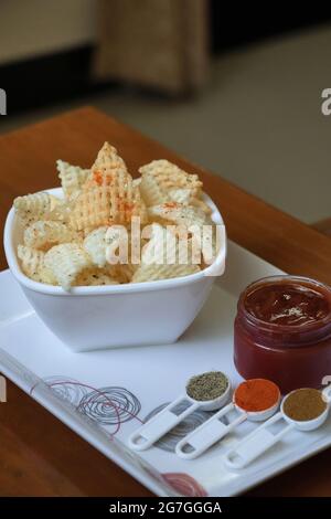 Fotografia alimentare di snack, patatine triangolari, Ahmednagar, Maharashtra, India Foto Stock
