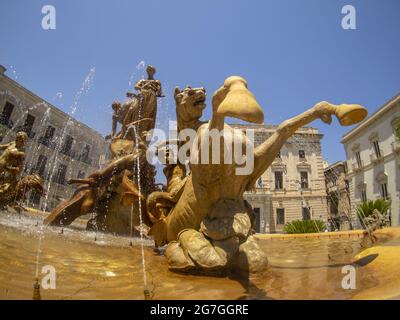 archimede place fontana siracusa ortigia italia Foto Stock