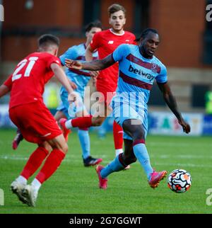 LONDRA, INGHILTERRA - Luglio 13: West Ham United's Michail Antonio durante il amichevole tra Leyton Orient e West Ham Unito al Breyer Group Stadium , Leyto Foto Stock