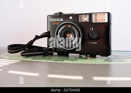 Konica Pop 1982 telecamera giapponese da 35 mm con obiettivo Hexanon di alta qualità, simbolo di telecamere analogiche tascabili Foto Stock