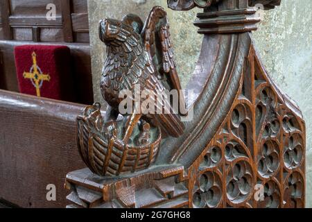 Scolpito pew panca fine dettaglio pellicano con cesto di giovani, St Mary's Church, Dennington, Suffolk, UK Foto Stock