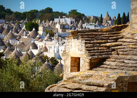 Un trullo (plurale, trulli) è una tradizionale capanna di pietra secca pugliese con tetto conico. Trulli come attrazione turistica. Alberobello, Italia Foto Stock