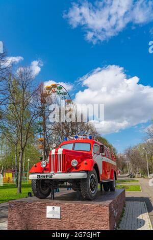 KRASNODAR - 21 MAGGIO 2021: Fuoco Auto Zil dal tempo sovietico, motore fuoco retro macchina sovietica Oldtimer a Krasnodar, sfondo blu cielo nuvoloso, verticale Foto Stock