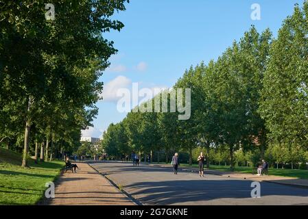 Avenue a Finsbury Park, a nord di Londra, Regno Unito, in estate, con pedoni Foto Stock